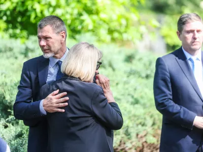 07.06.2025., Zagreb - Na danasnji dan prije 32 godine u prometnoj nesreci poginuo je Drazen Petrovic. Delegacija GNK Dinama polozila je scijece i vjenac na Drazenov grob. Predsjednik uprave GNK Dinamo Zvonimir Boban i Biserka Petrovic. Photo: Slavko Midzor/PIXSELL