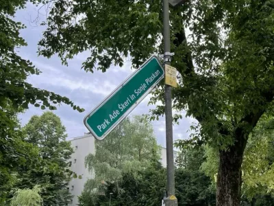 Vnovič po&scaron;kodovana tabla, ki označuje Park Ade &Scaron;kerl in Sonje Plaskan, poimenovan po lezbičnem paru.