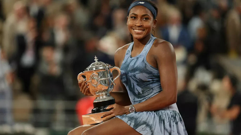 Tennis - French Open - Roland Garros, Paris, France - June 7, 2025 Coco Gauff of the U.S. poses with the trophy after winning the women's singles final against Belarus' Aryna Sabalenka REUTERS/Gonzalo Fuentes