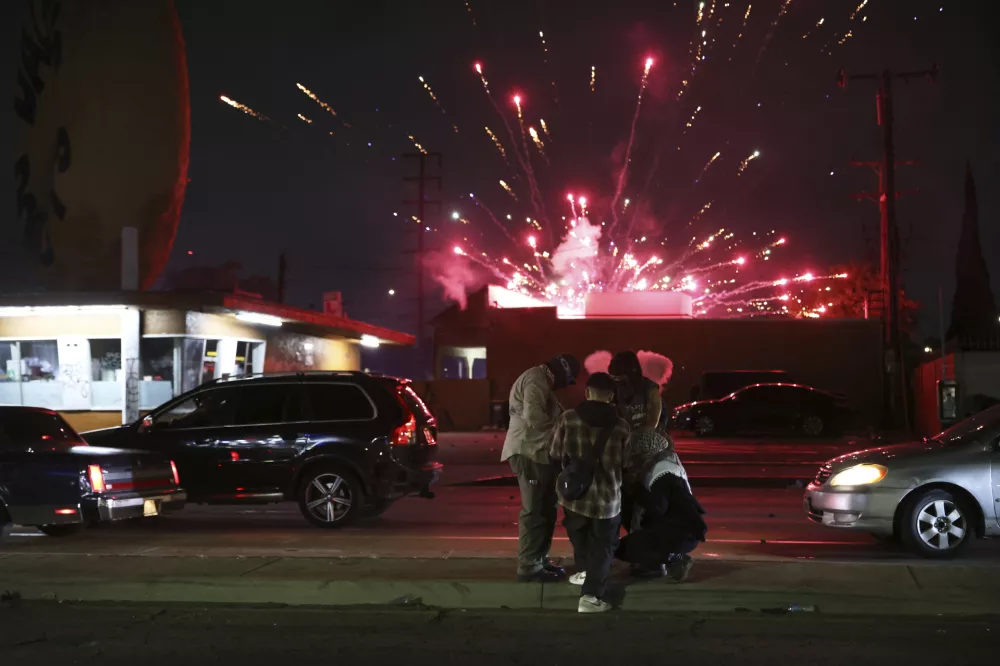Protesters attempt to light a Molotov cocktail as a firework explodes during a protest in Compton, Calif., Saturday, June 7, 2025, after federal immigration authorities conducted operations. (AP Photo/Ethan Swope) / Foto: Ethan Swope