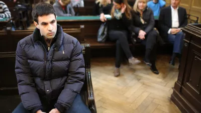 Obsojeni za poskus umora pobegnil in po&scaron;kodoval paznika