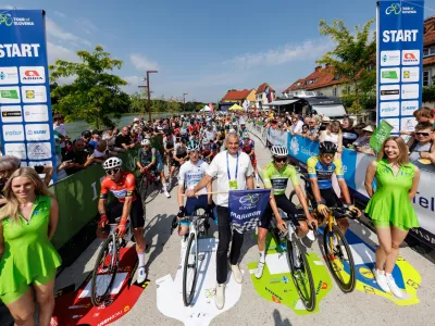 Maribor.Cetrta etapa 31. kolesarske dirke po Sloveniji.Dylan Groenewegen (Jayco AlUla/NED), Jakob Omrzel (Bahrain Victorious/SLO), zupan Maribora Sasa Arsenovic, Fabio Christen (Q36.5 Pro Cycling Team SUI)in Mihael Stajnar (Pogi Team Gusto Ljubljana/SLO).