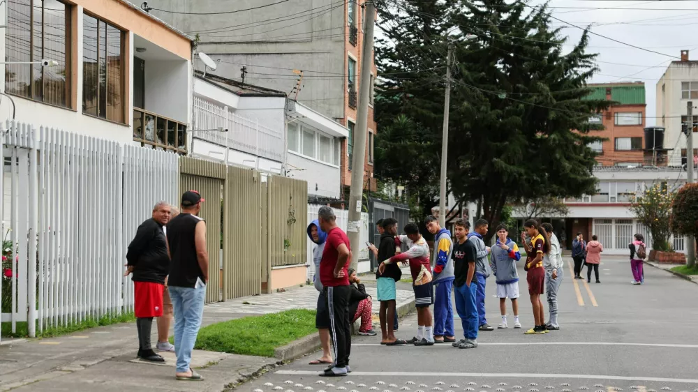 People stand on a street, in the aftermath of an earthquake, in Bogota, Colombia, June 8, 2025. REUTERS/Luisa Gonzalez