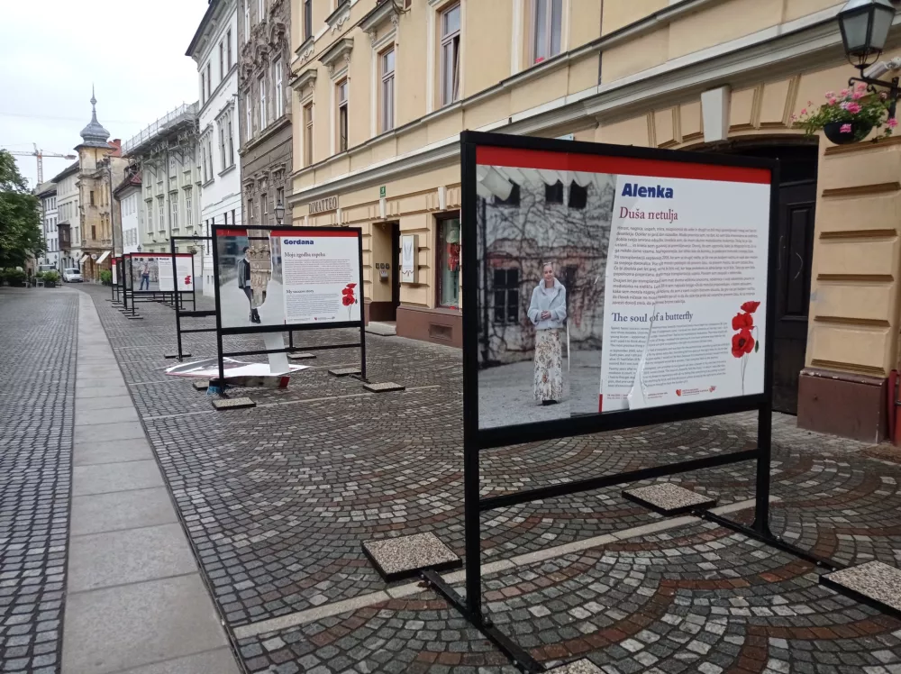 Vandali so uničili razstavo na Gallusovem nabrežju.