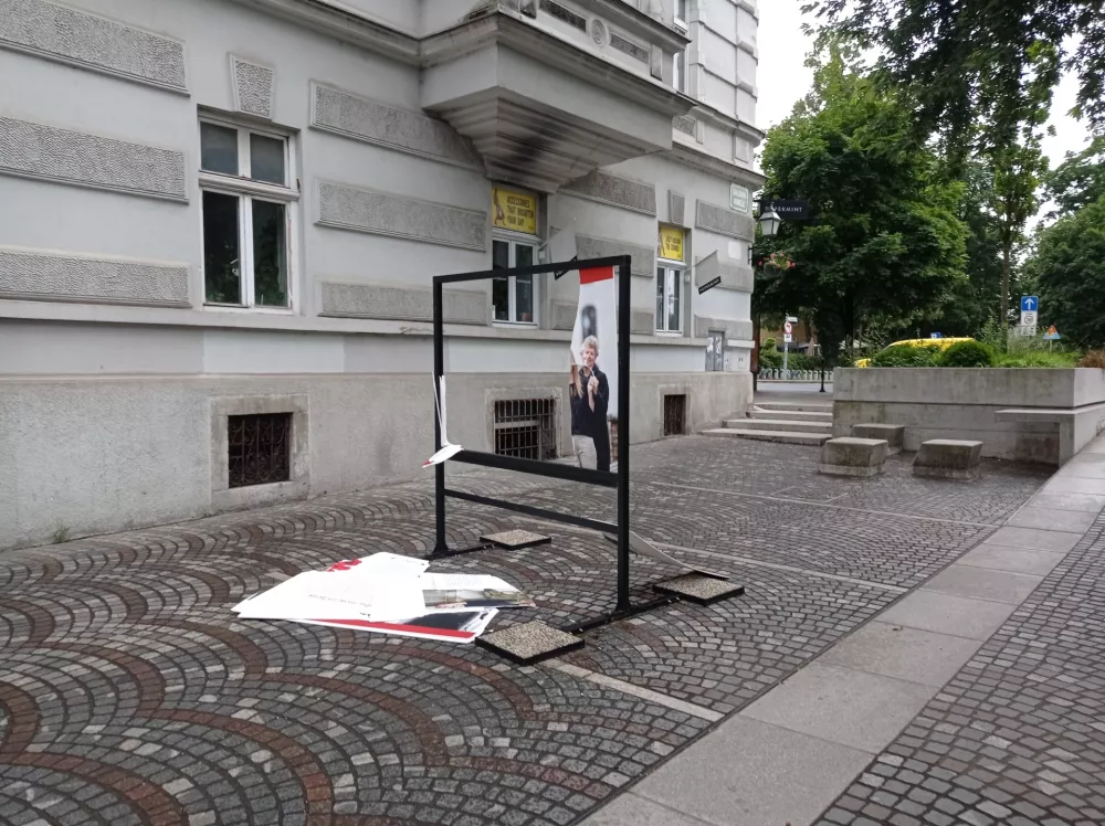 Vandali so uničili razstavo na Gallusovem nabrežju.