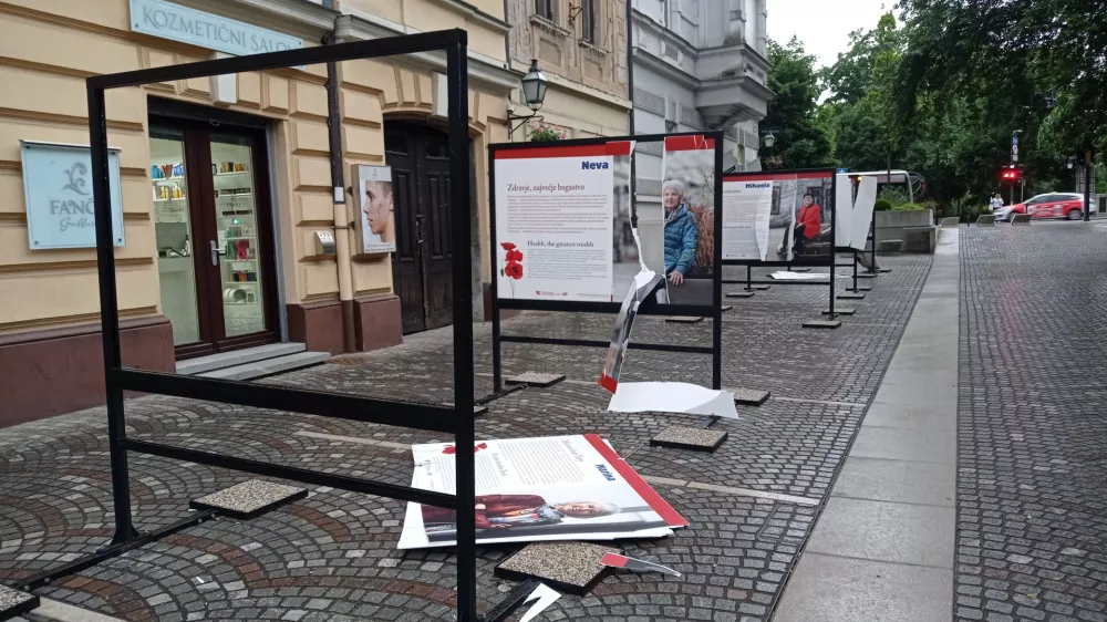 Vandali so uničili razstavo na Gallusovem nabrežju.