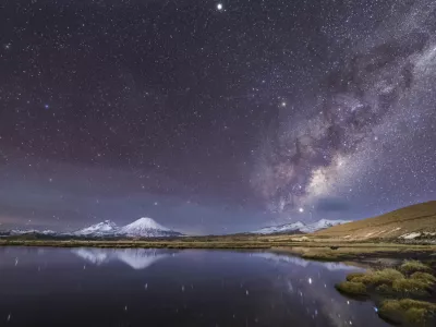 Pogled v nebo v pu&scaron;čavi Atacama / Foto: Istock