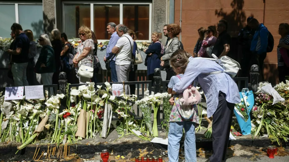 Trinajstletni Kosta je pred mesecem dni na svoji osnovni &scaron;oli pobil osem so&scaron;olk in so&scaron;olcev, pi&scaron;tolo pa je najprej uperil v varnostnika. Več otrok je ranil. 