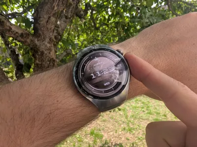 Ob strani najdemo tipalo X-Tap in najnpritisnemo prst.