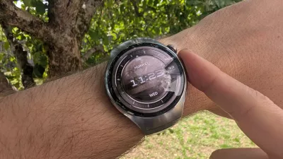 Ob strani najdemo tipalo X-Tap in najnpritisnemo prst.