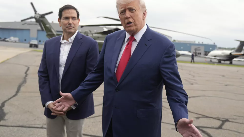 President Donald Trump, right, speaks with reporters as Secretary of State Marco Rubio listens upon arriving at Morristown Municipal Airport in Morristown, N.J., en route to Camp David, Md., Sunday, June 8, 2025. (AP Photo/Manuel Balce Ceneta) / Foto: Manuel Balce Ceneta
