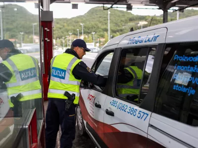 - mejni prehod Dragonja - slovensko-hrva&scaron;ka meja- policija izvaja selektivni nadzor za vse, ki vstapojo iz Hrva&scaron;ke. - 2110.2023 &ndash; ponovni začasni nadzor na mejnih prehodih - uvedba deset dnevnega nadzora na mejah s Hrva&scaron;ko in Madžarsko - 12 kontrolnih točk na hrva&scaron;ki in dve na madžarski meji - //FOTO: Bojan Velikonja