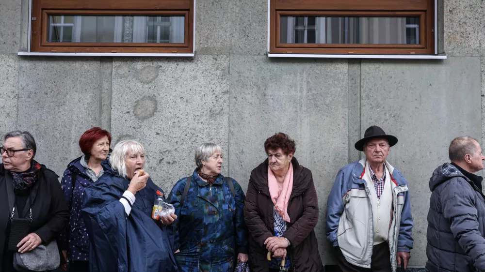 - 15.04.2025 - sojenje Janezu Jan&scaron;i v zadevi Trenta v Celju - spontani protest - upokojenci, pokojnine, starostniki//FOTO: Jaka Gasar