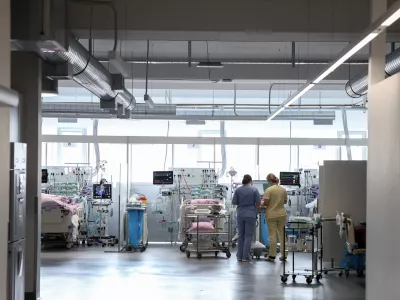 - simbolična fotografija - zdravstvo, zdravnik, medicinska sestra, medicinsko osebje, pacient, bolnica, bolni&scaron;nica- 12.03.2025 - ministrica za zdravje Valentina Prevolnik Rupel si je na delovnem obisku v Univerzitetnem kliničnem centru (UKC) ogledala tekoče investicije//FOTO: Jaka Gasar