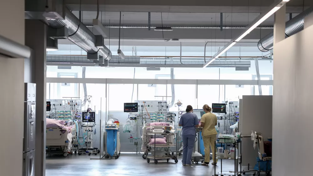 - simbolična fotografija - zdravstvo, zdravnik, medicinska sestra, medicinsko osebje, pacient, bolnica, bolni&scaron;nica- 12.03.2025 - ministrica za zdravje Valentina Prevolnik Rupel si je na delovnem obisku v Univerzitetnem kliničnem centru (UKC) ogledala tekoče investicije//FOTO: Jaka Gasar