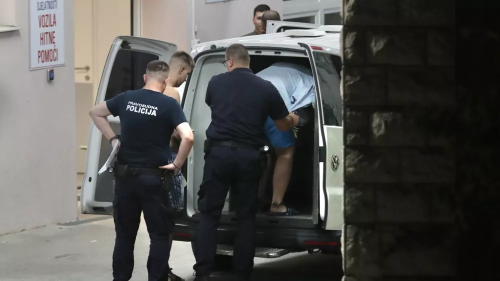 Nekatere zapornike so odpeljali v bolni&scaron;nico