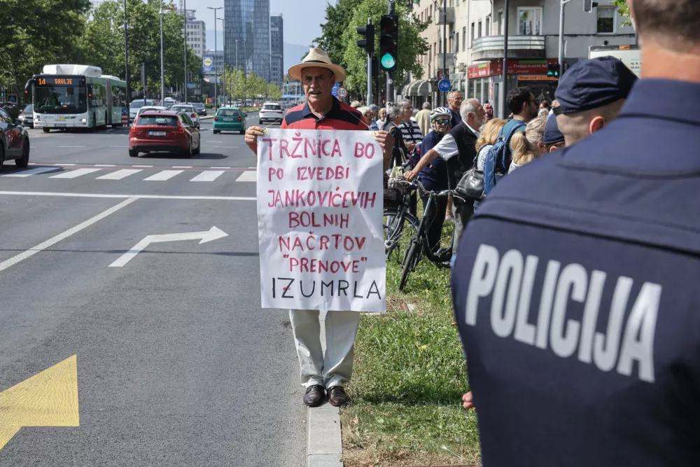 Mihael Jarc- 10.06.2025 - shod za za&scaron;čito stare Ljubljane, ki ga ob obravnavi postopka izdaje gradbenega dovoljenja za garažno hi&scaron;o pod Ljubljansko tržnico pripravlja stranka Glas za otroke in družine; pred ministrstvom za naravne vire in prostor, Dunajska cesta 48//FOTO: Jaka Gasar