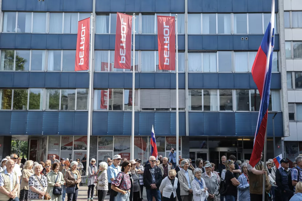 Petrol- 10.06.2025 - shod za za&scaron;čito stare Ljubljane, ki ga ob obravnavi postopka izdaje gradbenega dovoljenja za garažno hi&scaron;o pod Ljubljansko tržnico pripravlja stranka Glas za otroke in družine; pred ministrstvom za naravne vire in prostor, Dunajska cesta 48//FOTO: Jaka Gasar
