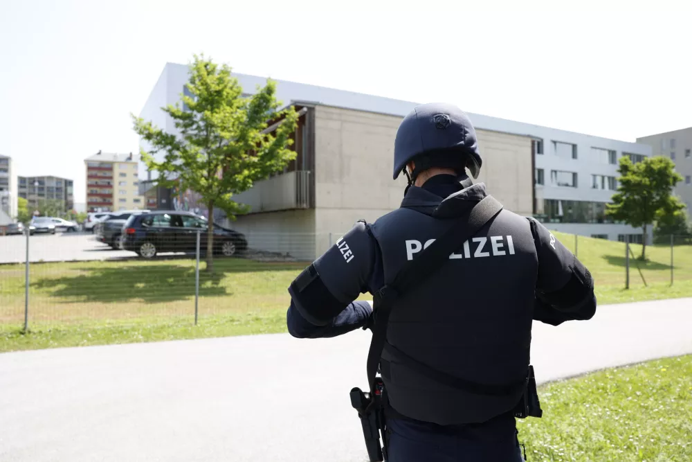 10 June 2025, Austria, Graz: Emergency services walk near the scene of a crime. A large-scale police operation has begun at a school in Dreierschuetzengasse in Graz. According to ORF, several people have been killed in the shooting at a school in Graz. The broadcaster reported this with reference to the Austrian Ministry of the Interior. Photo: Erwin Scheriau/APA/dpa