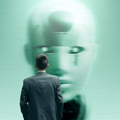Businessman staring at a humanoid AI robot on a screen, Artificial Intelligence and sci-fi concept / Foto: Istock