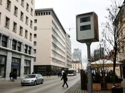 - 11.02.2019 &ndash; Slovenska cesta v Ljubljani - stacionarni super radar, ki lahko meri hitrost na obeh straneh prometnega toka hkrati, pri čemer lahko spremlja več vozil - nadzor hitrosti s samodejno merilno napravo &ndash; meritev hitrosti -  //FOTO: Luka Cjuha.