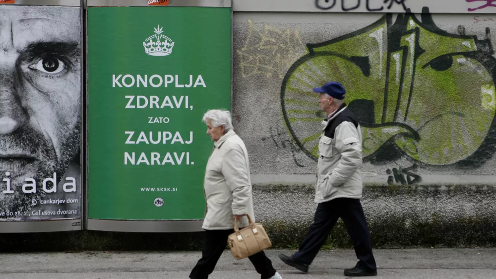 - 20.01.2015 - plakat Konoplja zdravi, zaupaj naravi. - Dru&scaron;tvo SKSK -Slovenski konopljin socialni klub - legalizacija - starostniki - starej&scaron;i - reklamni pano - ogla&scaron;evanje - grafiti - plakatno mesto podjetja TAM-TAM  		        //FOTO: Tomaž Skale