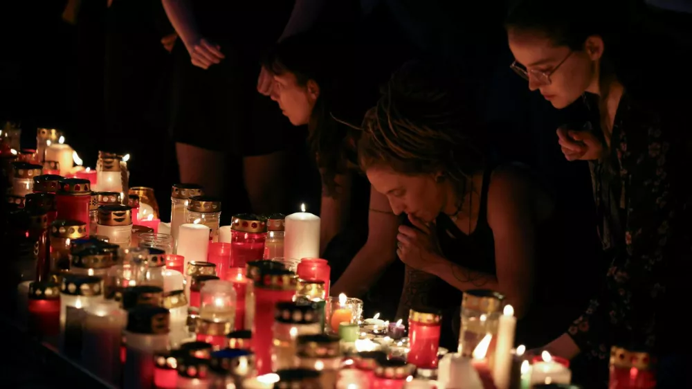 People light candles in the main square following a deadly school shooting in Graz, Austria, June 10, 2025. REUTERS/Leonhard Foeger