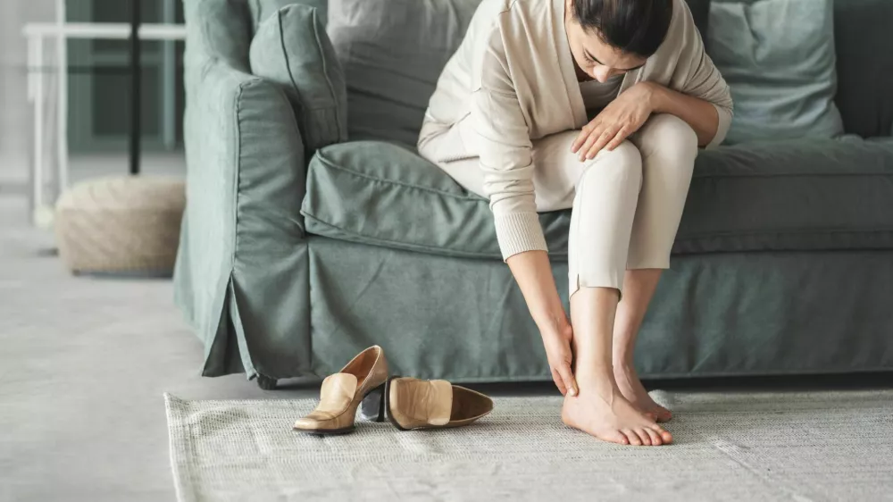 Woman taking off her high heels / Foto: Seb_ra