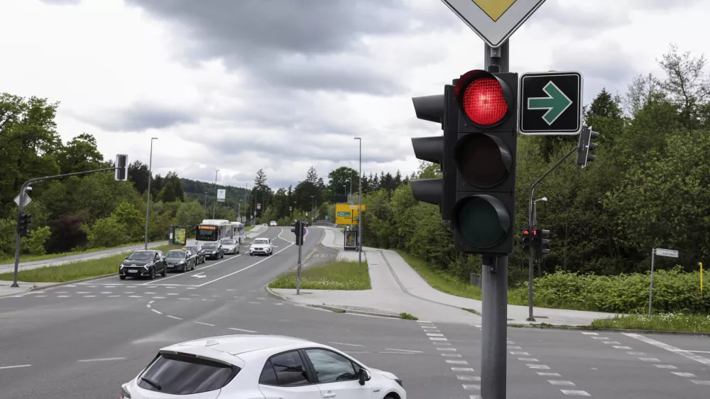 - križi&scaron;če Poduti&scaron;ka cesta&ndash;Ulica bratov Babnik za zavijanje iz Poduti&scaron;ke ceste na Ulico bratov Babnik - 19.05.2023 &ndash; semafor v Ljubljani z zeleno pu&scaron;čico za zavijanje desno pri rdeči luči - prometni znak zelena pu&scaron;čica - //FOTO: Jaka Gasar / Foto: Jaka Gasar