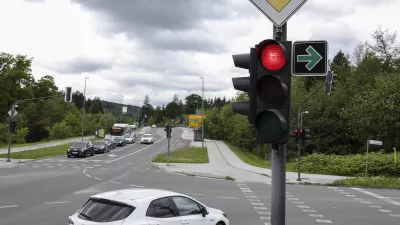 - križi&scaron;če Poduti&scaron;ka cesta&ndash;Ulica bratov Babnik za zavijanje iz Poduti&scaron;ke ceste na Ulico bratov Babnik - 19.05.2023 &ndash; semafor v Ljubljani z zeleno pu&scaron;čico za zavijanje desno pri rdeči luči - prometni znak zelena pu&scaron;čica - //FOTO: Jaka Gasar / Foto: Jaka Gasar