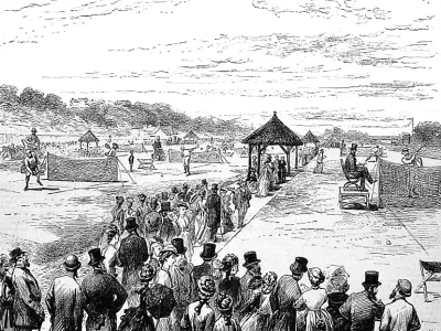 Sodobna gravura prvega teni&scaron;kega prvenstva v Wimbledonu na Worple Road v Londonu julija 1877. Na levi strani se nazorno vidi tudi vi&scaron;ja mreža (1,5 m). Klubska hi&scaron;a se nahaja na levi v daljavi. Na desni je tirnica železnice London-Southampton. Žoge so bile shranjene v tako imenovanih jaslih blizu igralcev. / Foto: Wikipedija
