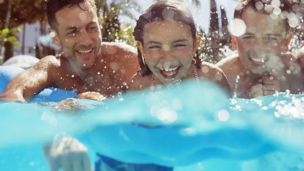 otroci v bazenu / Foto: Caiaimage/paul Bradbury