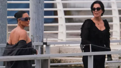 Kim Kardashian in Kris Jenner v Benetkah na poroki Jeffa Bezosa. / Foto: Reuters