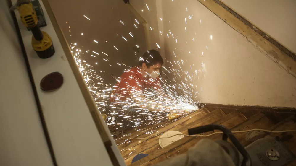 - 20.01.2015 - simbolična fotografija - stopnice - obnova stopnic, gradbena dela - obrtni&scaron;ke storitve - obrtni&scaron;ko delo - obrtnik - obrtniki - delavec - samostojni podjetnik- adaptacija - -                         //FOTO: Jaka Gasar