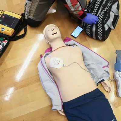 - oživljanje - simulacija dela zdravstvenega dispečerja in telefonskega vodenja skozi postopke oživljanja.- 16.10.2018 - Svetovni dan oživljanja 2018 - novinarska konferenc pod sloganom »Vsak Zemljan lahko reši življenje« v organizaciji SloRS - Slovenski reanimacijski svet pri Slovenskem združenju za urgentno medicino in Rdeči križ Slovenije. //FOTO: Luka Cjuha.