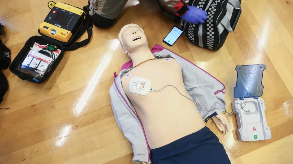 - oživljanje - simulacija dela zdravstvenega dispečerja in telefonskega vodenja skozi postopke oživljanja.- 16.10.2018 - Svetovni dan oživljanja 2018 - novinarska konferenc pod sloganom &raquo;Vsak Zemljan lahko re&scaron;i življenje&laquo; v organizaciji SloRS - Slovenski reanimacijski svet pri Slovenskem združenju za urgentno medicino in Rdeči križ Slovenije. //FOTO: Luka Cjuha.