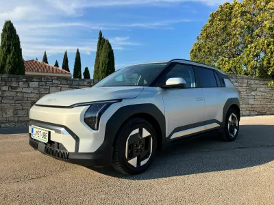 Kia EV3 EX sky: Ključ in vpra&scaron;anje za milijon evrov
