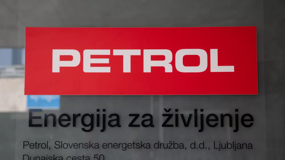 Ljubljana, pred upravno stavbo druzbe Petrol.Izjava za medije predsednika uprave Petrola Sase Bergerja.