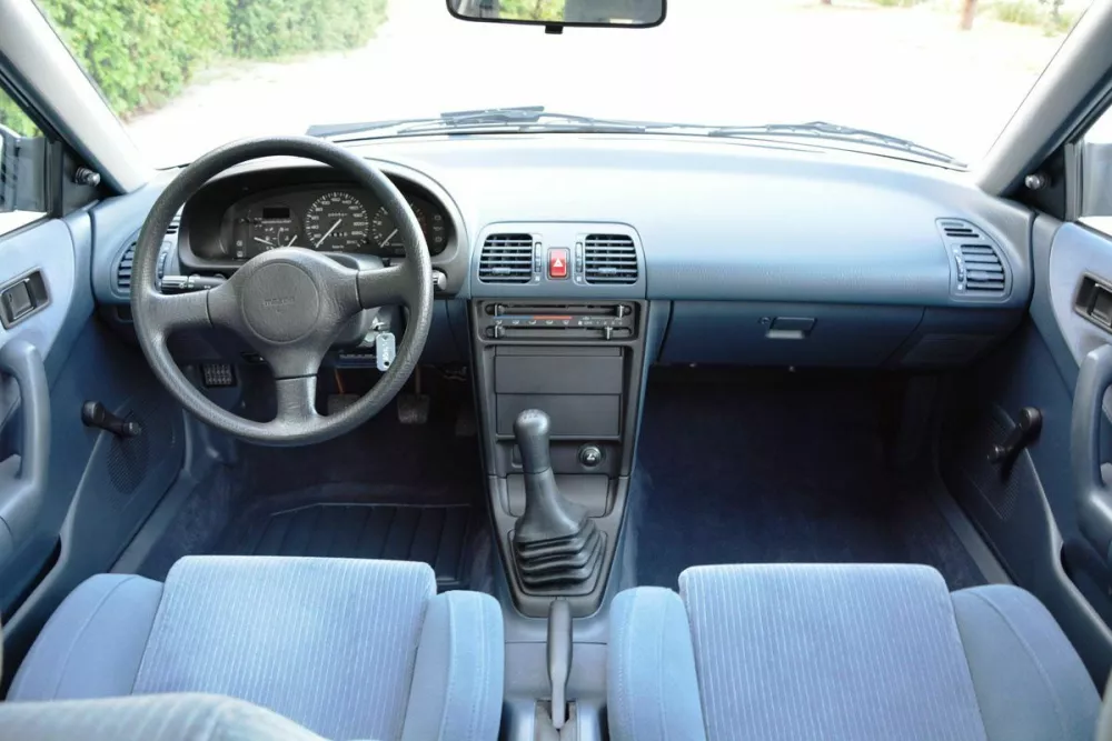 mazda 323f notranjost