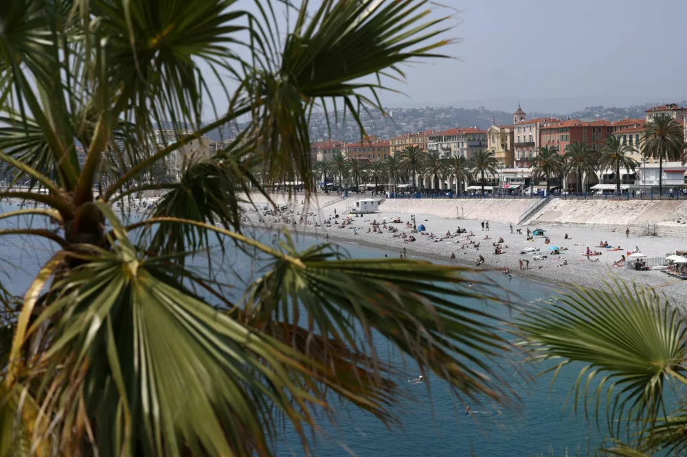 People enjoy a warm and sunny spring day on the beach of the Promenade des Anglais during the third United Nations Ocean Conference (UNOC3), which gathers leaders, researchers and activists to discuss how to protect marine life, in Nice, France, June 10, 2025. REUTERS/Manon Cruz / Foto: Manon Cruz