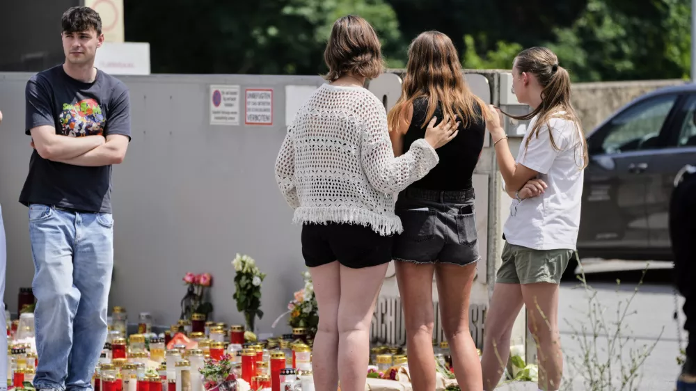 Avstrija se sooča z žalovanjem in vpra&scaron;anji o motivih 21-letnega storilca. / Foto: AP