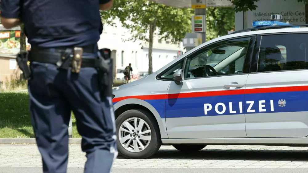 10 June 2025, Austria, Graz: Emergency services walk near the scene of a crime. A large-scale police operation has begun at a school in Dreierschuetzengasse in Graz. According to ORF, several people have been killed in the shooting at a school in Graz. The broadcaster reported this with reference to the Austrian Ministry of the Interior. Photo: Erwin Scheriau/APA/dpa
