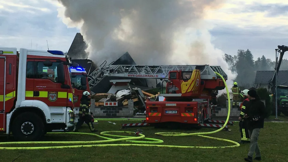 V eksploziji v Trbojah se je poru&scaron;ila stanovanjska hi&scaron;a. Po&scaron;kodovanih na srečo ni bilo. Gasilci so na kraju in gasijo požar. 