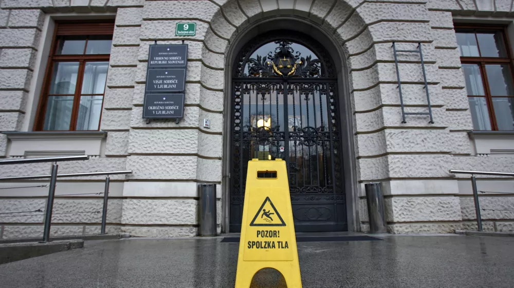 simbolična fotografija - Vrhovno sodi&scaron;če RS, Tavčarjeva 9 - opozorilna tabla - pozor spolzka tla//FOTO: Tomaž Skale