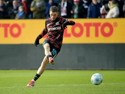 FILE PHOTO: Soccer Football - Bundesliga - Holstein Kiel v Bayer Leverkusen - Holstein-Stadion, Kiel, Germany - February 22, 2025 Bayer Leverkusen's Florian Wirtz during the warm-up before the match REUTERS/Fabian Bimmer DFL REGULATIONS PROHIBIT ANY USE OF PHOTOGRAPHS AS IMAGE SEQUENCES AND/OR QUASI-VIDEO./File Photo