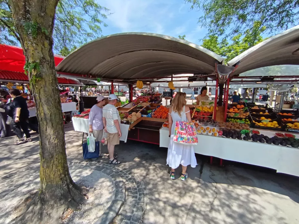Če&scaron;nje, ljubljanska tržnica, sadje, branjevec, branjevka.