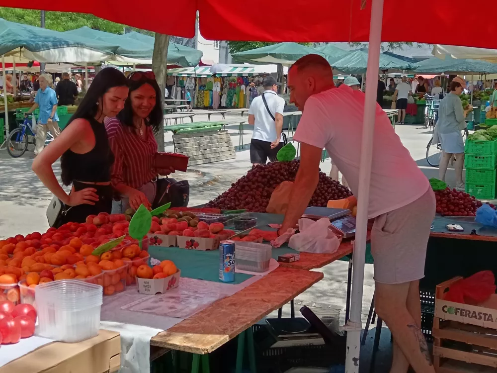 Če&scaron;nje, ljubljanska tržnica, sadje, branjevec, branjevka.