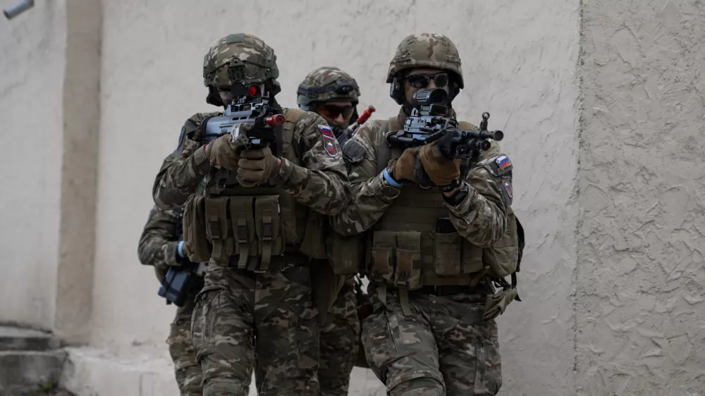 Slovenski vojaki v nekdanjem opori&scaron;ču sovjetske vojske na Slova&scaron;kem, ki danes služi kot Natovo opori&scaron;če blizu meje z Ukrajino. 