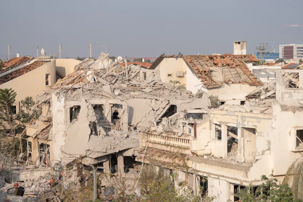 14 June 2025, Israel, Rishon Lezion: Buildings damaged after an Iranian missile struck Rishon Lezion,killing at least two people, and injuring several others. Photo: Ilia Yefimovich/dpa