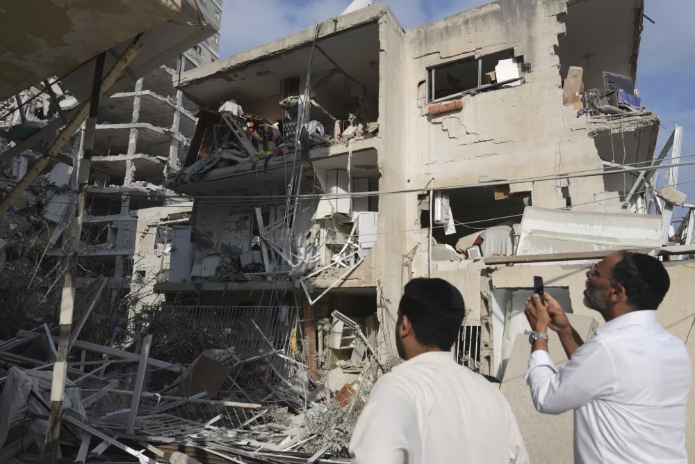 Iskanje pogre&scaron;anih v Tel Avivu po zadnjem iranskem napadu. Foto: AP